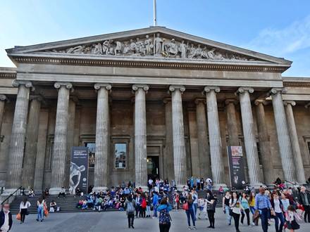 Gebäudefront mit Säulen