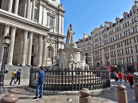 Queen Anne Statue bei der West Fassade