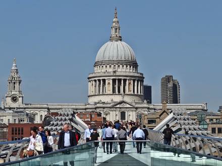 Blick von Millenium Bridge zur Kathedrale