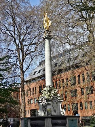 St Paul's Statue im Kirchhof