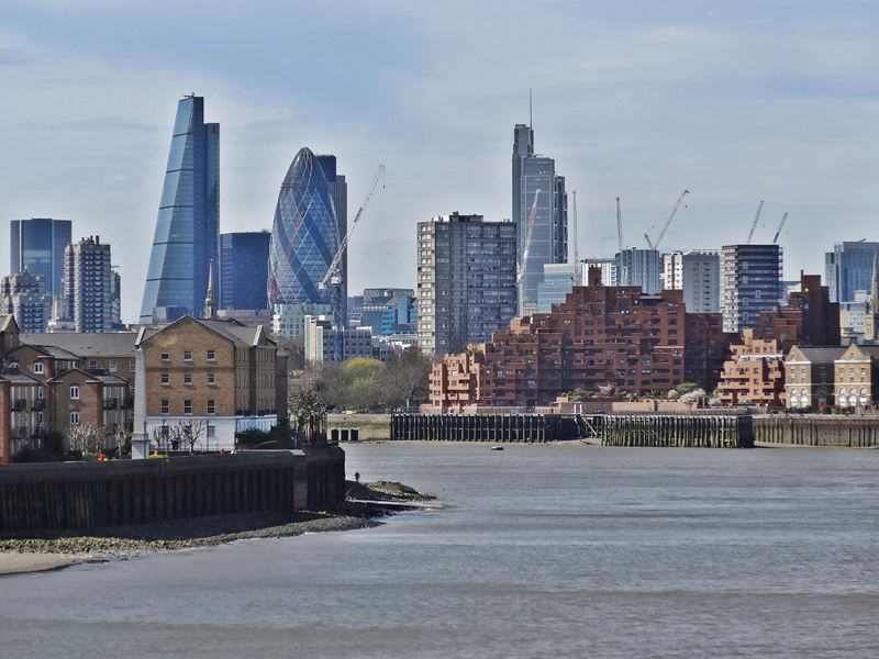 Canary Wharf London - Shopping with Thames View