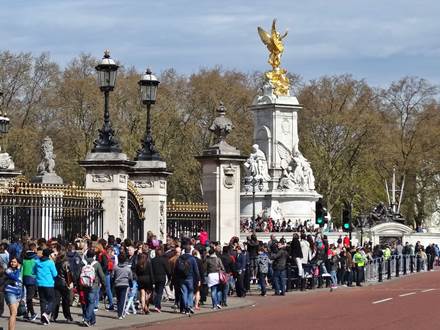 Andrang bei Wachablösung vor Buckingham Palace & Victoria Denkmal